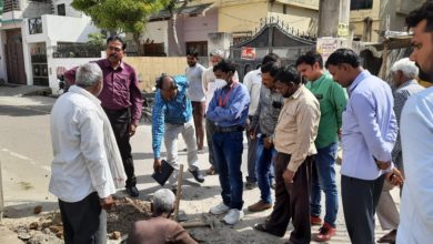 Photo of लापरवाही- इंदिरा नगर में भूमिगत टेलीकॉम केबल बिछाते समय पेयजल लाइन क्षतिग्रस्त