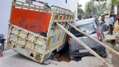 Photo of अचानक धंसी सड़क, गड्ढे में फंस गए कार और डाला 
