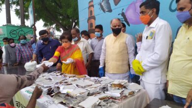 Photo of नगर विकास मंत्री और महापौर ने जरूरतमंदों को किया भोजन वितरित