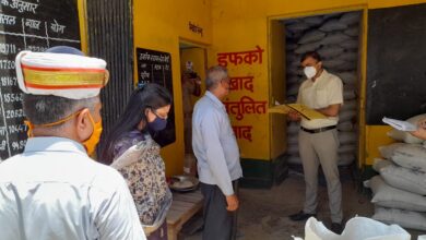 Photo of गेहूँ क्रय केंद्र पर गंदगी देख डीएम ने केंद्र प्रभारी को लगाई फटकार