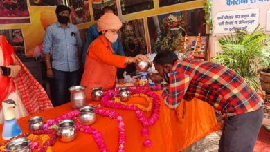 Photo of श्री मनकामेश्वर मंदिर ने आईटी चौराहे के पास शुरू की जल सेवा, तुलसी के पौधे का हुआ वितरण