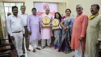 Photo of पं. धर्मनाथ मिश्रा और रमा अरुण त्रिवेदी को कला साधक सम्मान से किया गया विभूषित