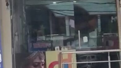 Photo of लखनऊ : गोमतीनगर विस्तार में बुर्का पहने बदमाश ने ज्वैलर्स की दुकान से 15 लाख की ज्वैलरी लूटी