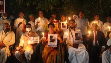 Photo of इस्कॉन मंदिर प्रकरण : बांग्लादेश में मंदिर तोड़ने और हिन्दुओ की हत्या के विरोध में कैंडल जलाकर विरोध प्रदर्शन