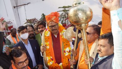 Photo of कानून मंत्री ब्रजेश पाठक का ह्यूमन वेलफेयर इक्वल जस्टिस संस्था ने गदा, फरसा व धनुष के साथ किया सम्मान