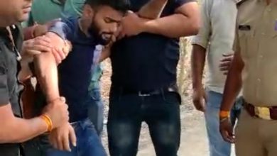 Photo of लखनऊ : दिनदहाड़े बीच सड़क एक किमी तक फायरिंग करने वाला मुठभेड़ में गिरफ्तार,  दोनों पैर में लगी गोली