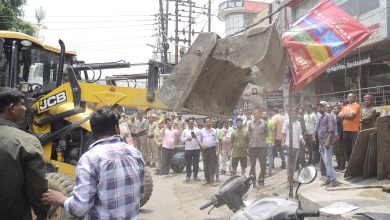 Photo of विरोध के बीच नगर निगम ने भूतनाथ मार्केट से हटाया अतिक्रमण