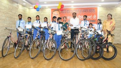 Photo of डीबीएस मॉन्टेसरी स्कूल में मेधावी छात्र-छात्राओं को पुरस्कार में मिली साइकिल तो चहक उठे बच्चे