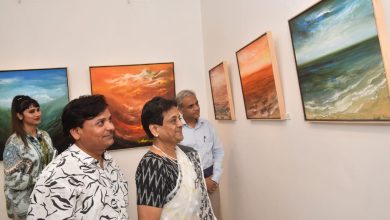 Photo of फ्लोरेसेंस आर्ट गैलरी में चित्रकार राहुल राय के पेंटिंग की शीर्षक “द नेचर्स लैप” नाम से प्रदर्शनी का शुभारंभ