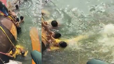 Photo of नाव डूबने से हुए हादसे में मरने वालों की संख्या बढ़कर हुई चार, पुलिस ने दो नाविकों को किया गिरफ्तार