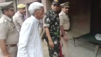 Photo of इटावा में पिता ने अपने इकलौते बेटे को कुल्हाड़ी से काटकर उतारा मौत के घाट, कहा- मैं नहीं मारता तो तो बेटा मार देता पोता-पोती को
