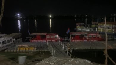 Photo of अचानक तेज आंधी से नाव पानी में पलटी, 2 की मौत अन्य 5 युवक लापता