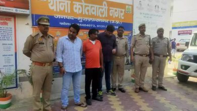 Photo of शराब खरीदने गई बुर्का पहनी महिला का सिर कलम करने की दी धमकी, पुलिस ने 3 लोगों को किया गिरफ्तार