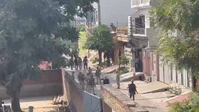 Photo of जमीन पर कब्जा दिलाने पहुंची पुलिस टीम पर स्थानीय लोगों ने किया जमकर पथराव, बवालियों को काबू करने के लिए करना पड़ा लाठीचार्ज