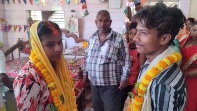 Photo of प्रेमी-प्रेमिका ने मंदिर में हिन्दू रीति रिवाज से रचाई शादी, परिवार और क्षेत्र के लोगों ने वर-वधु को दियाआशीर्वाद