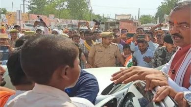 Photo of मासूम बच्चे ने डिप्टी सीएम के आगे हाथ जोड़कर न्याय की लगाई गुहार, कहा दारू पीकर पिता ने बेच दिया घर और खेत