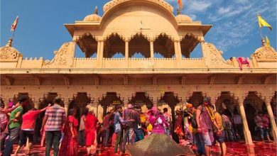Photo of मथुरा में बरसाना के राधा रानी मंदिर में श्रद्धालुओं के लिए ड्रेस कोड जारी, हाफ पैंट और मिनी स्कर्ट पहनकर आने पर लगाई रोक