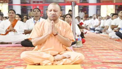 Photo of सीएम योगी ने गोरखनाथ मंदिर व राज्यपाल आनंदीबेन पटेल ने राजभवन में किया योग, सीएम ने क‍हा क‍ि- विश्व में शांति का माध्यम बन सकता है योग