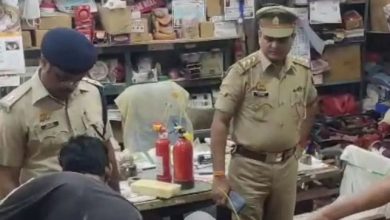 Photo of भदोही में नाइट्रोजन गैस भरते समय फटा फायर फाइटिंग सिलिंडर, युवक के उड़े चिथड़े