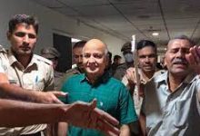 Photo of घर पहुंचकर भी पत्नी से नहीं मिल सके मनीष सिसोदिया, तबीयत बिगड़ने के चलते सीमा सिसोदिया को अस्पताल में कराना पड़ा भर्ती