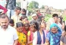 Photo of मिर्जापुर से दिल दहला देने वाला मामला आया सामने, पारिवारिक कलह के चलते मां ने 3 बच्चों को कुएं में फेंकने के बाद खुद को लगाई आग
