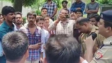 Photo of संदिग्ध परिस्थिति में छात्र की मौत को लेकर इलाहाबाद विश्वविद्यालय में बवाल, छात्रों ने महिलाओं के साथ की अभद्रता एवं हाथापाई