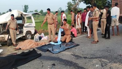 Photo of उन्नाव में दर्दनाक हादसा; शव लेकर जा रही एंबुलेंस को अज्ञात वाहन ने मारी टक्कर, मां समेत 3 बेटियों की मौत