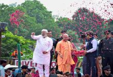 Photo of मुख्यमंत्री योगी आदित्यनाथ ने मेरठ में कांवड़ यात्रियों पर की पुष्पवर्षा, मुस्कराते हुए हाथ जोड़कर कांवड़ियों का किया अभिवादन