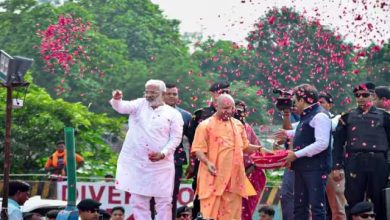 Photo of मुख्यमंत्री योगी आदित्यनाथ ने मेरठ में कांवड़ यात्रियों पर की पुष्पवर्षा, मुस्कराते हुए हाथ जोड़कर कांवड़ियों का किया अभिवादन