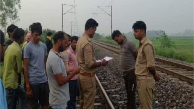 Photo of जौनपुर जिले में प्रेमी प्रेमिका ने ट्रेन के आगे लगाई छलांग, प्रेमिका की मौत, प्रेमी गंभीर रूप से घायल