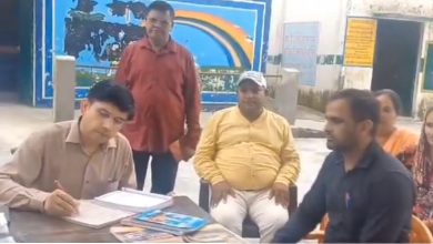 Photo of स्कूल टाइम में शिक्षक ने सवा घंटे खेला कैंडी क्रश; अचानक पहुंचे DM ने निकाली शिक्षक के मोबाइल की हिस्ट्री, किया निलंबित