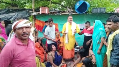 Photo of विवाद के बीच लड़की ने मारा थप्पड़; हेड कॉन्स्टेबल ने भी पीटा, बेइज्जती से गंगा में छलांग लगाकर युवक ने दे दी जान